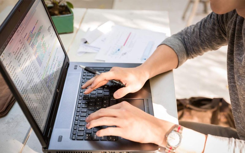 Employee working on HPE laptop device